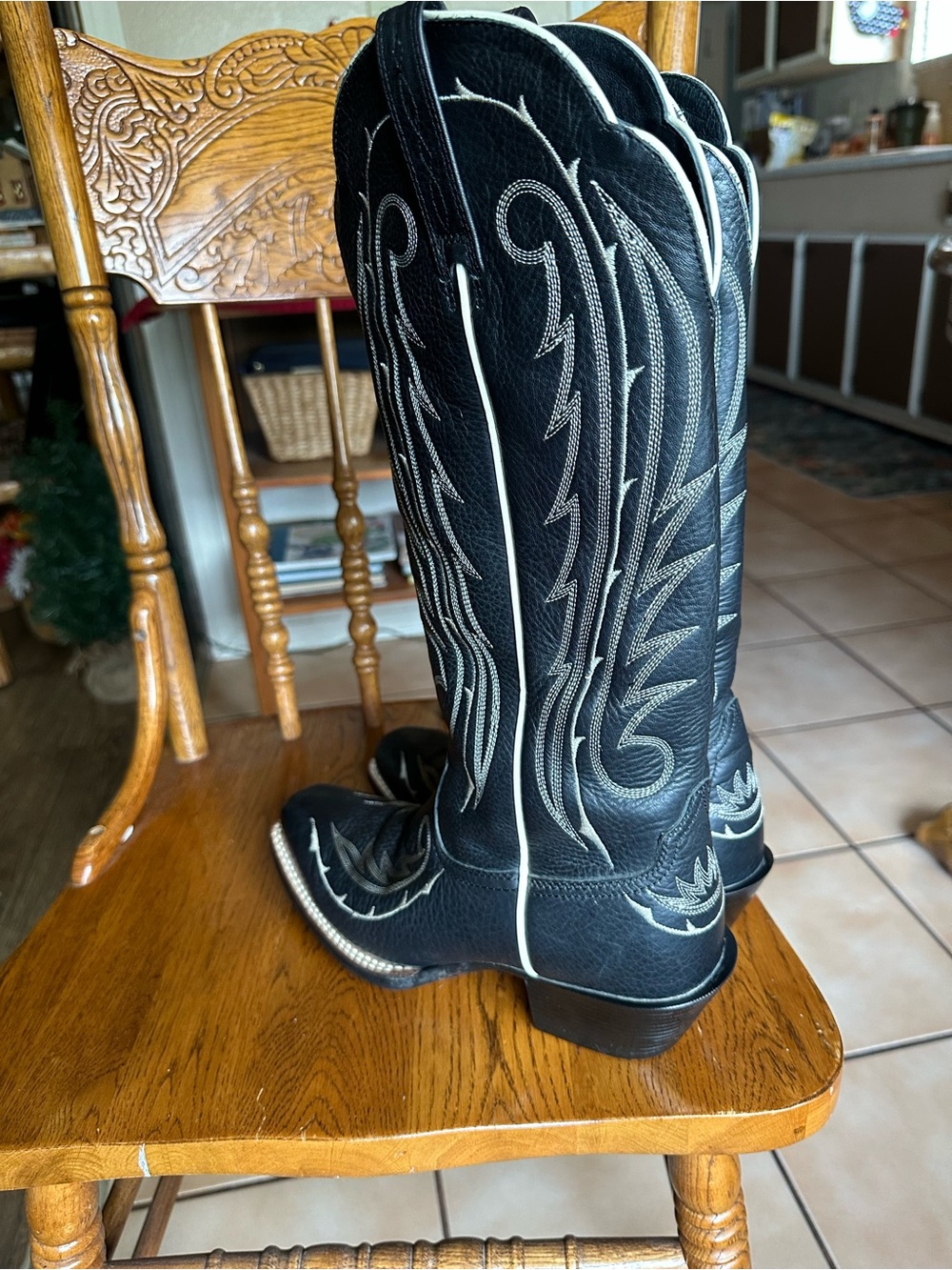 Women’s Ariat Black Embroidered Western Cowboy Boots. - Picture 3 of 6